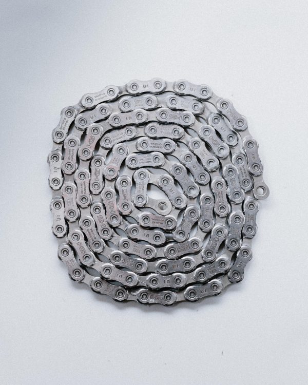 DANKWARD waxed Shimano CN-M7100 chain arranged in a circle