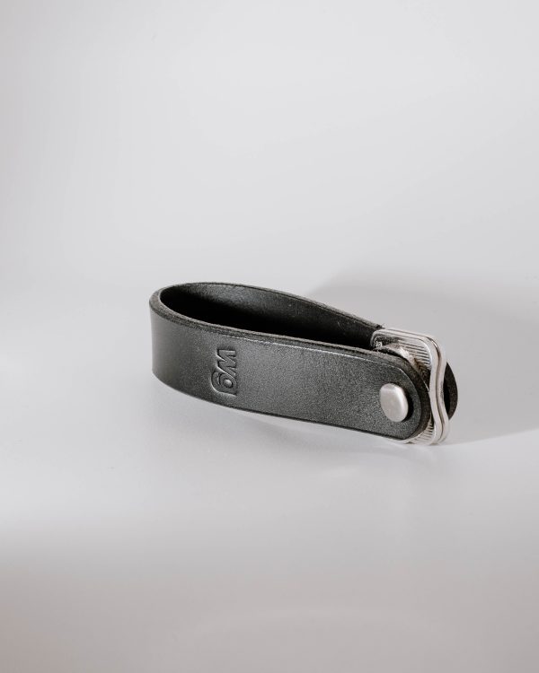 Genuine leather key chain with embossed wg logo and keys turned inwards.