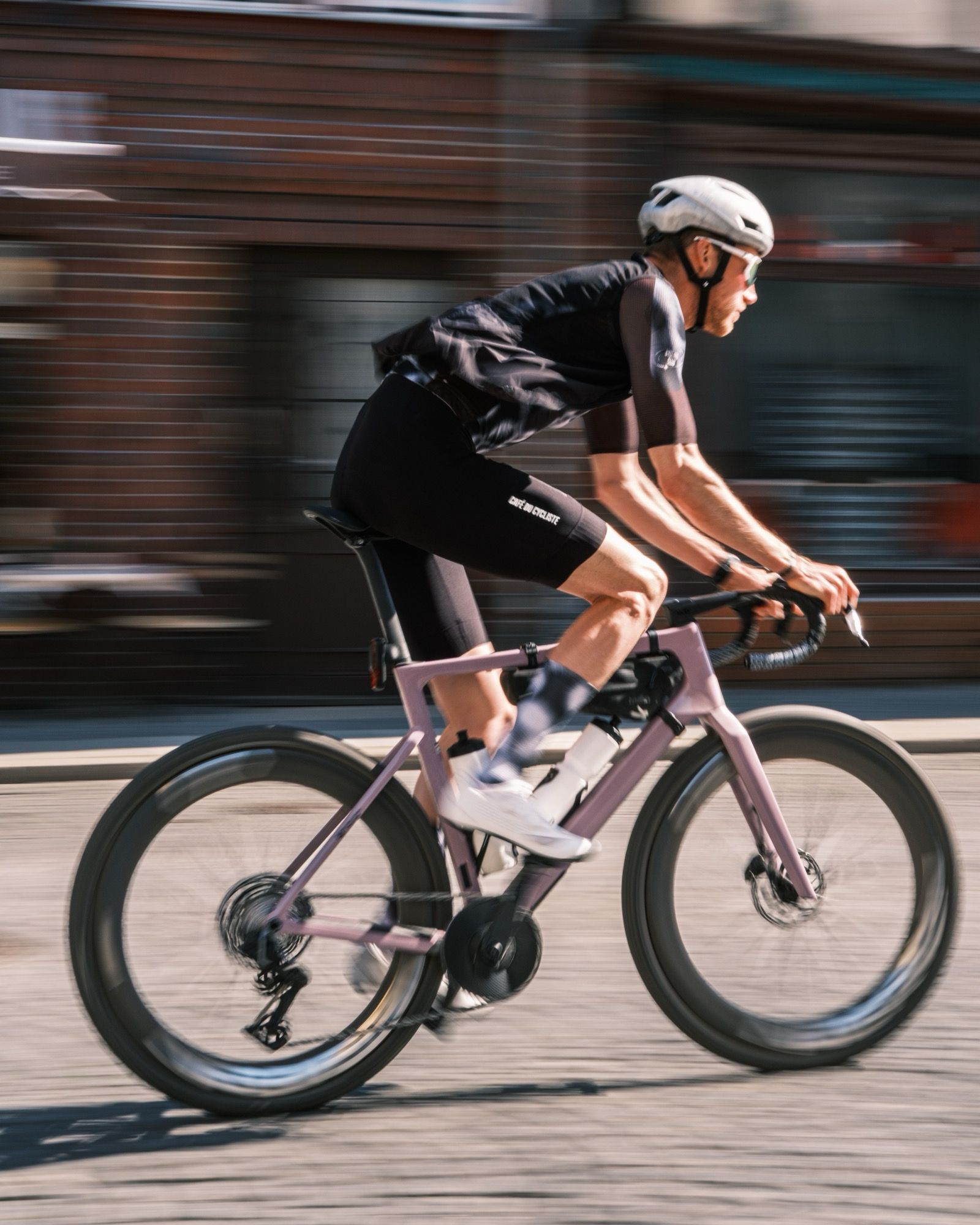 Sebastian Breuer auf seinem Rad, Seitenansicht in Fahrt