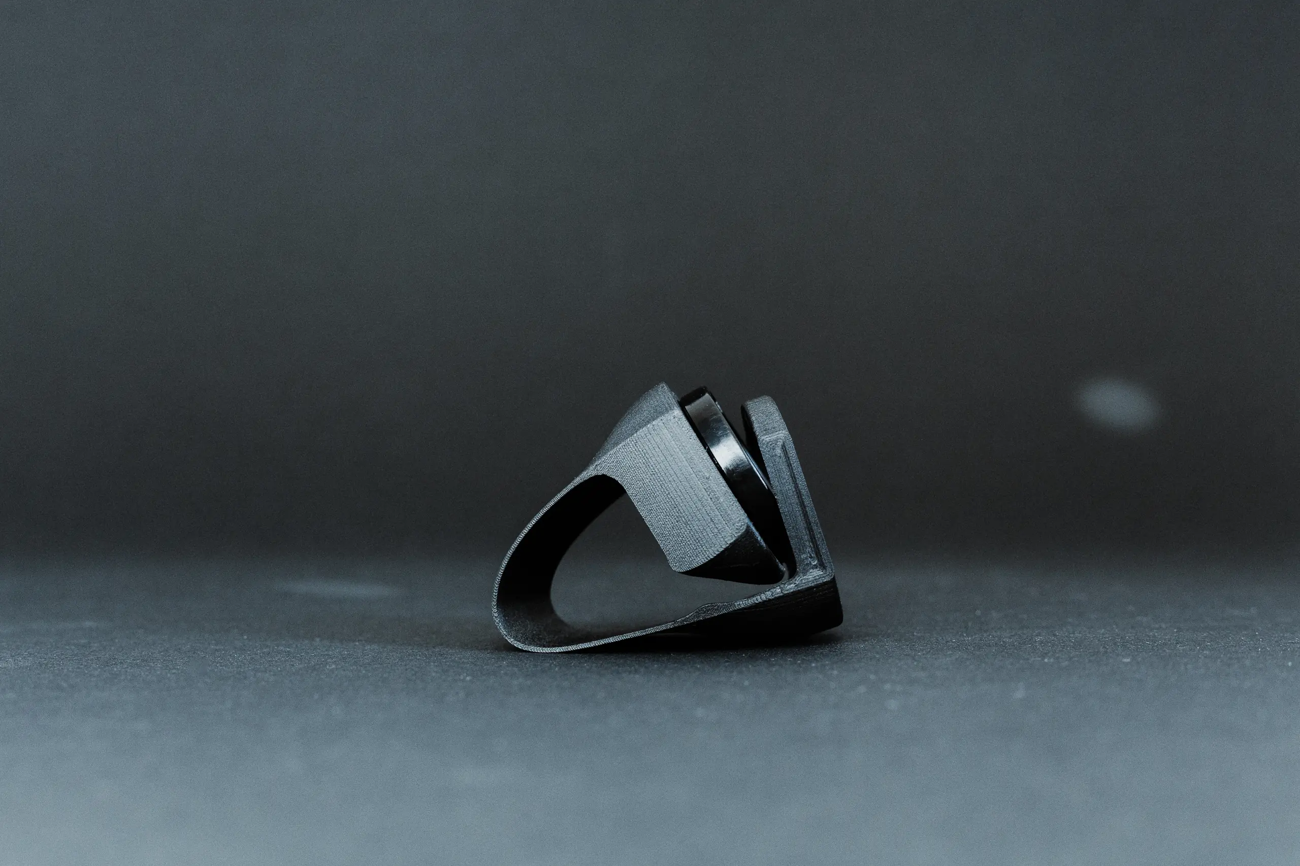 Geöffnete Halterung für Garmin Varia Radar