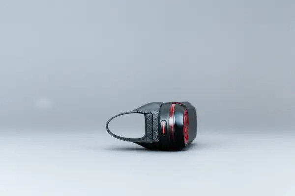 Halterung mit montiertem Garmin Varia Rücklicht in der Oberansicht