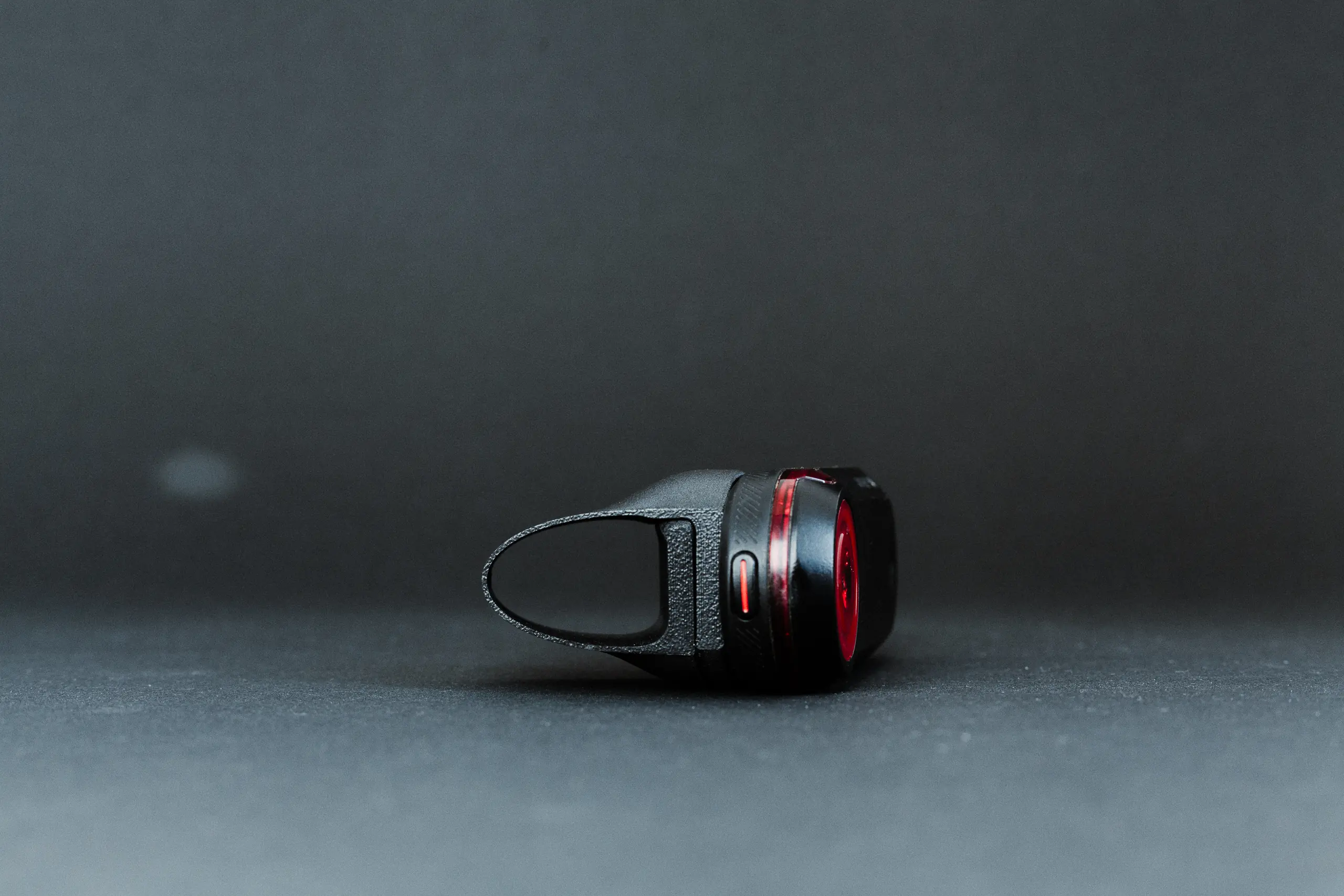 Halterung mit montiertem Garmin Varia Rücklicht in der Oberansicht