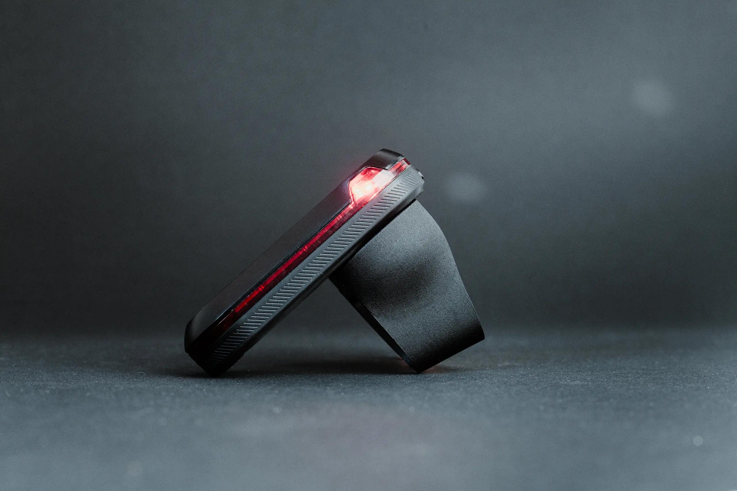 Halterung mit Garmin Varia Radar in der Seitenansicht