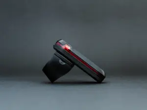 Halterung mit Garmin Varia Radar in der Seitenansicht mit Griffmulde