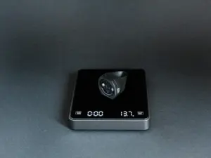 Gewichtsanzeige der Halterung für Garmin Varia Radar auf einer Waage