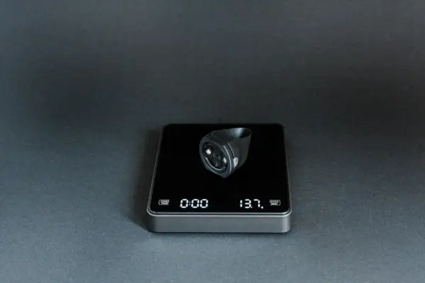 Gewichtsanzeige der Halterung für Garmin Varia Radar auf einer Waage