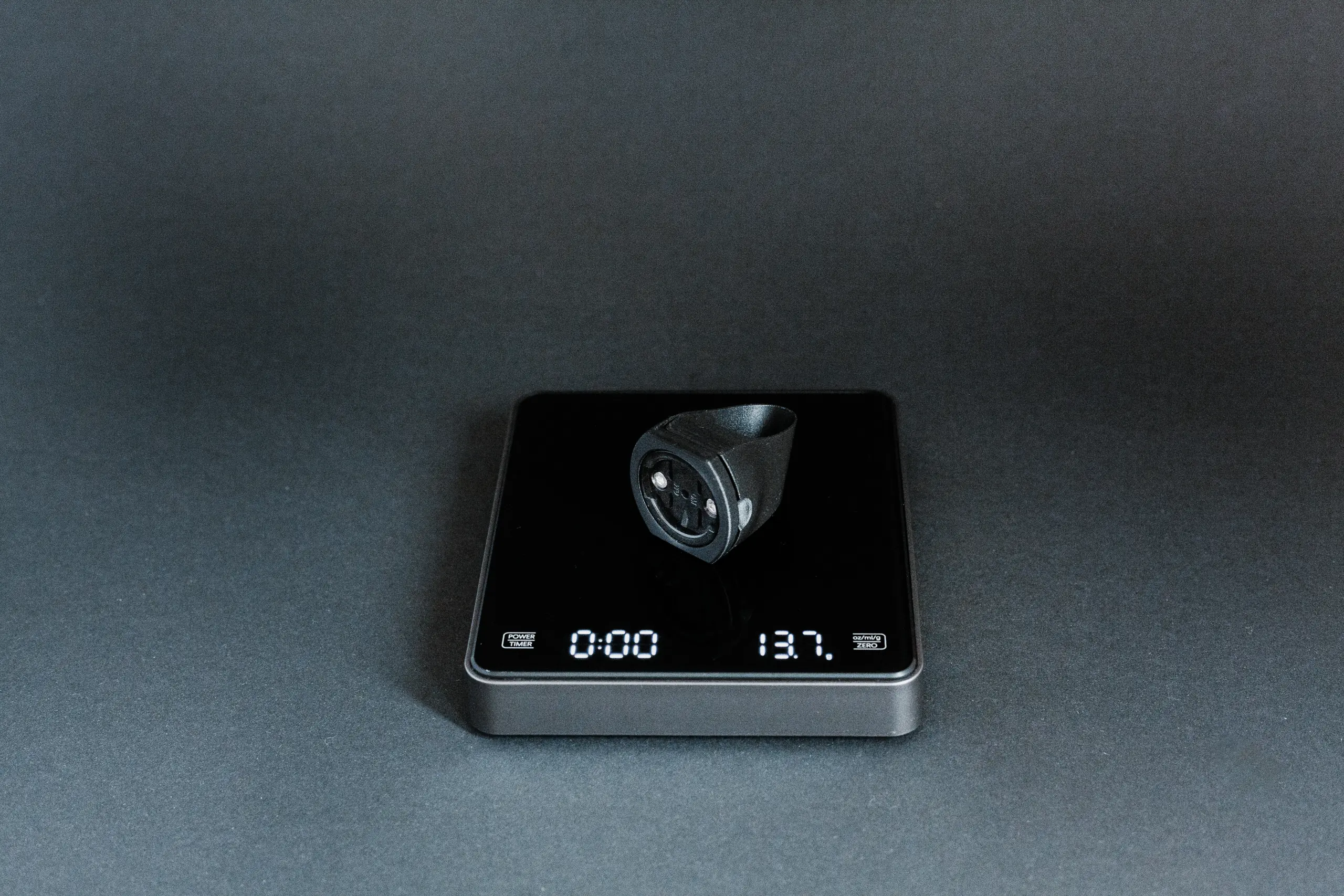 Gewichtsanzeige der Halterung für Garmin Varia Radar auf einer Waage