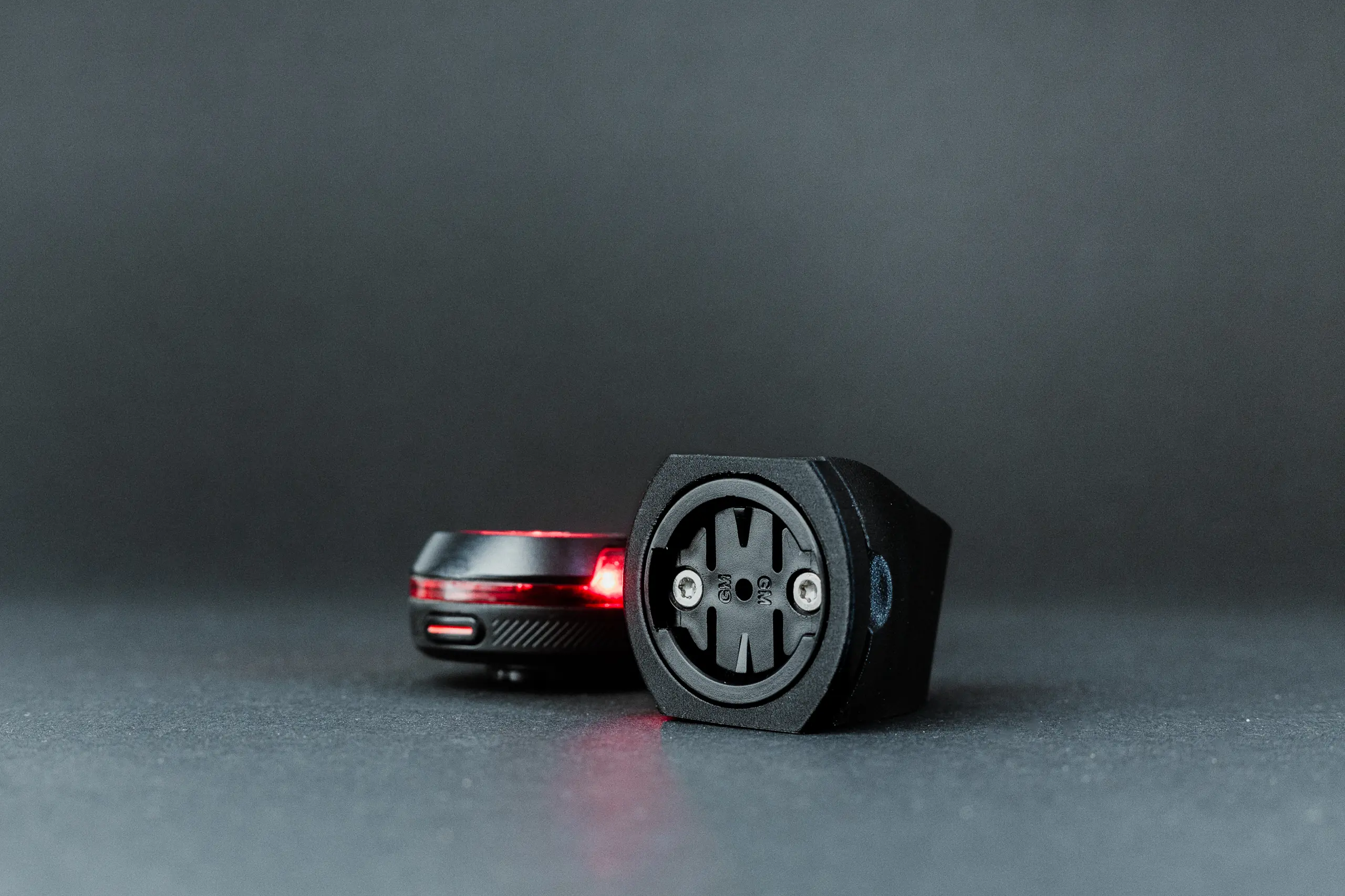 Halterung für Garmin Varia Radar mit beiliegendem Garmin Varia Gerät