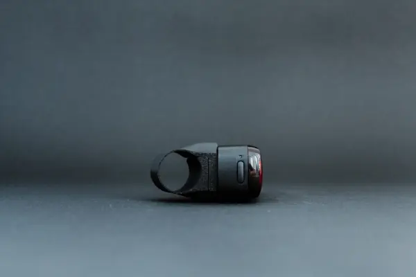 Halterung mit montiertem Wahoo TRACKR RADAR in der Oberansicht