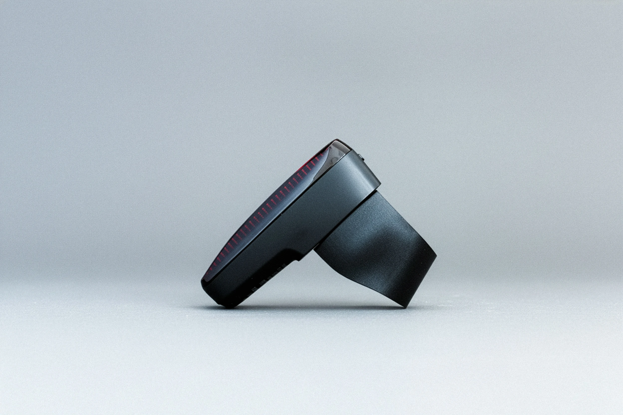 Halterung mit Wahoo TRACKR RADAR in der Seitenansicht