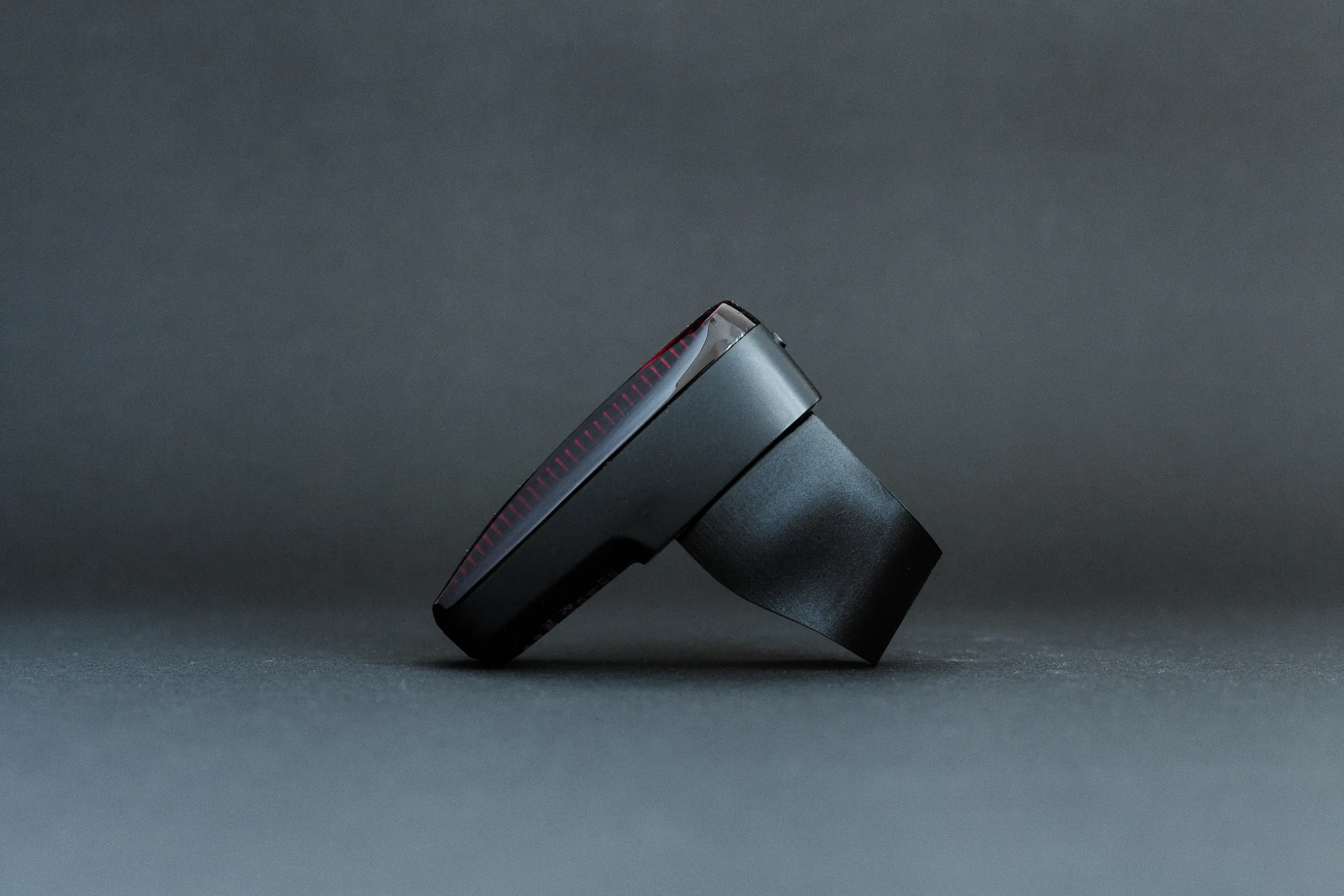 Halterung mit Wahoo TRACKR RADAR in der Seitenansicht