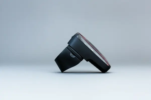 Halterung mit Wahoo TRACKR RADAR in der Seitenansicht mit Griffmulde