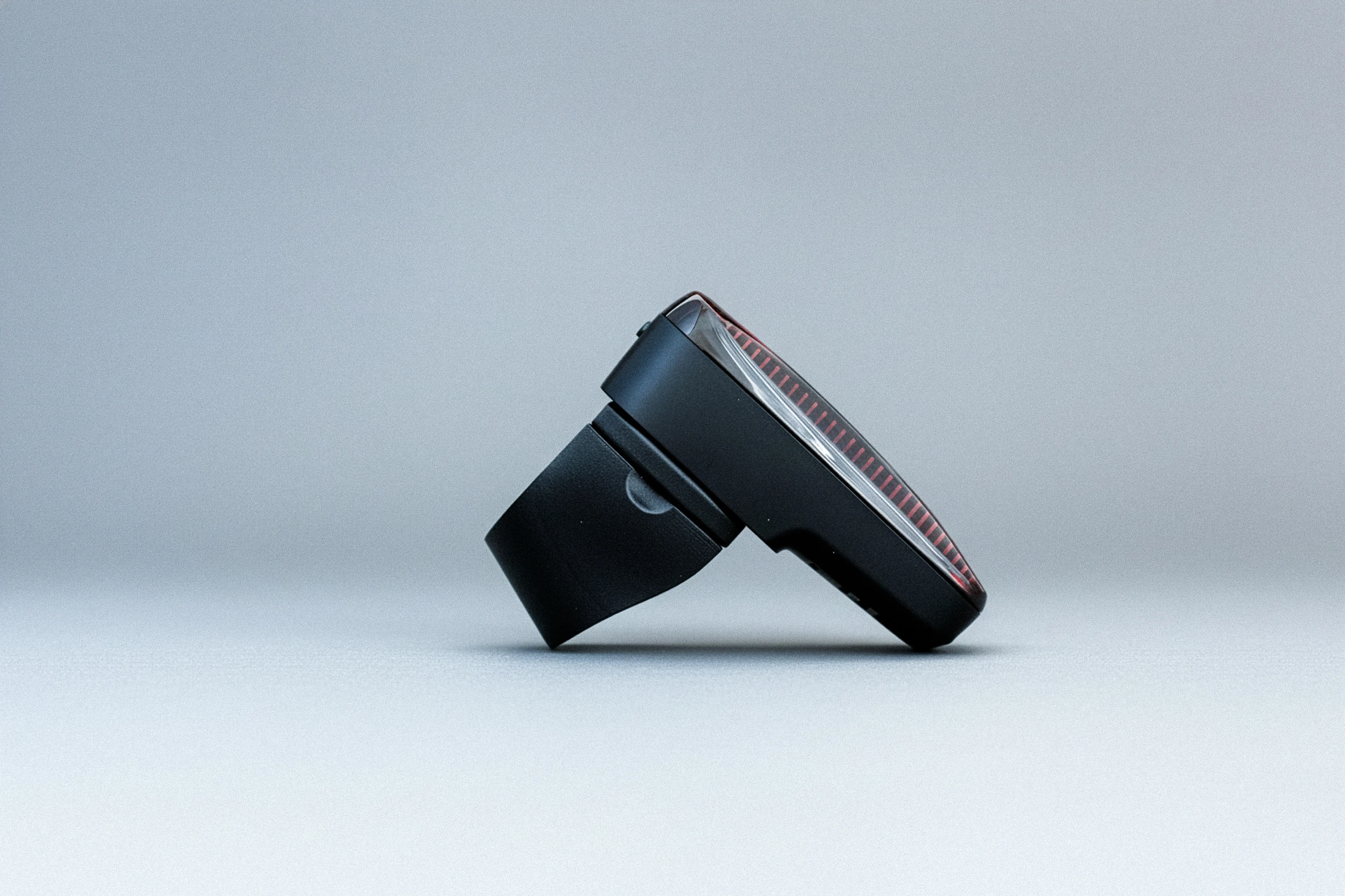 Halterung mit Wahoo TRACKR RADAR in der Seitenansicht mit Griffmulde