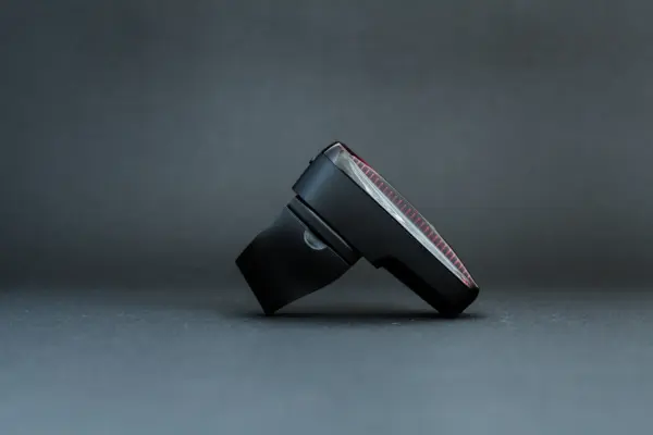 Halterung mit Wahoo TRACKR RADAR in der Seitenansicht mit Griffmulde