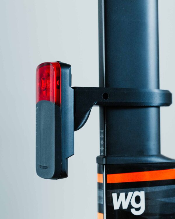 watts and grams Halterung mit montiertem Bryton Gardia R300L an Giant Trinity Advanced Pro Sattelstütze.