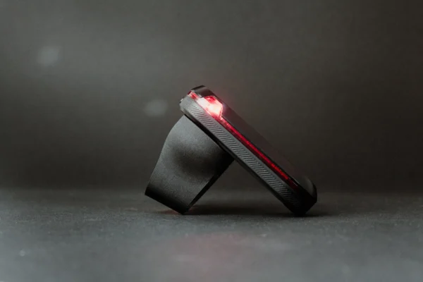 watts and grams MONO Halterung mit montiertem Garmin Varia Rücklicht in der Seitenansicht