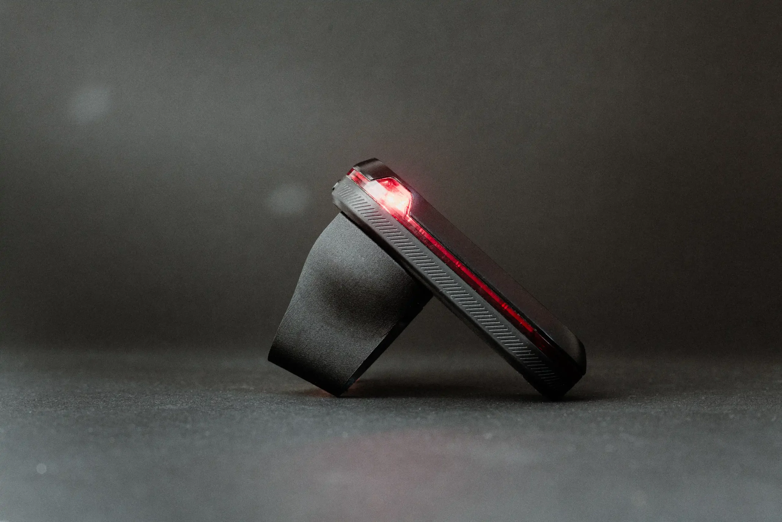 watts and grams MONO Halterung mit montiertem Garmin Varia Rücklicht in der Seitenansicht