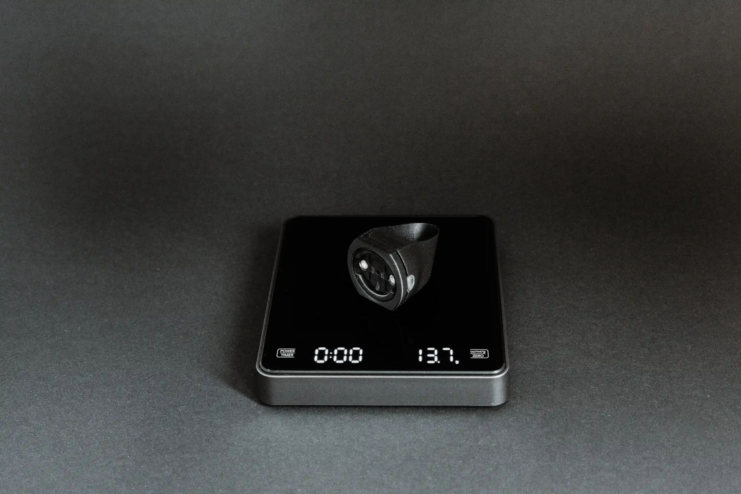 Sattelstützenhalterung MONO auf einer Waage mit einem Gewicht von 13,7 Gramm.